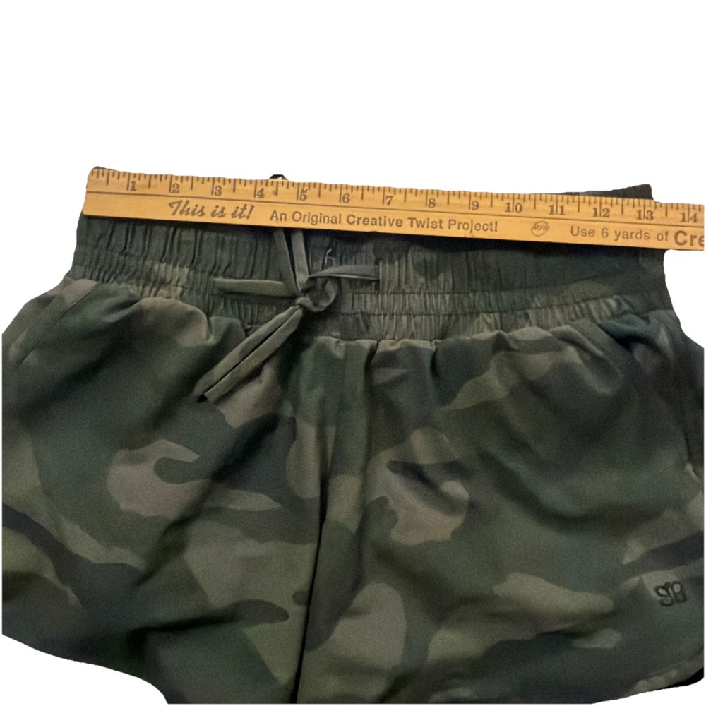 Albion Women's Size Small Camo Print Lunge Shorts Gym Workout Pants Running Euc - Picture 4 of 9